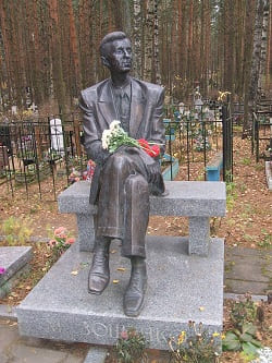 Petites nouvelles russes - Statue de M. Zochtchenko sur sa pierre tombale